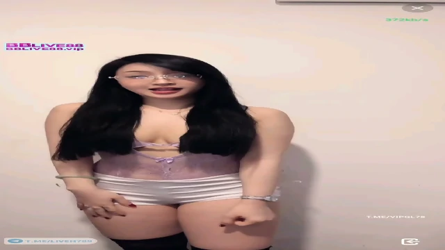 Hot Vietnamese tiktoker teen sexy dance