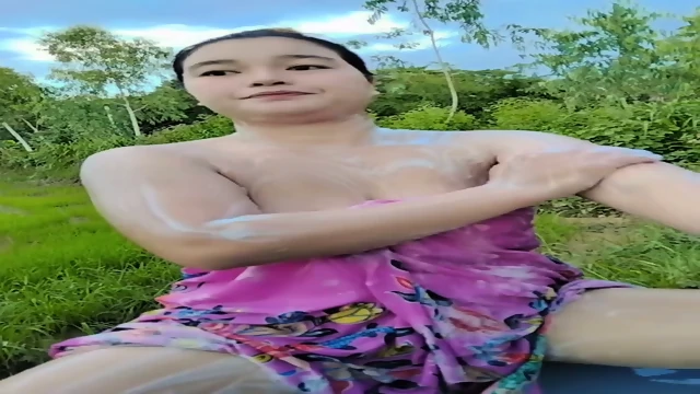 ngintip tante mandi,seksi,bohay