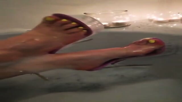 Amateur Babe Taking A Bubble Bath In Her Sexy High Heels