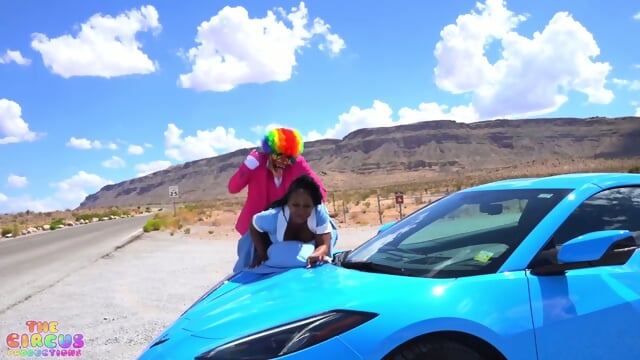 EBONY MILF FUCKED IN PUBLIC 2