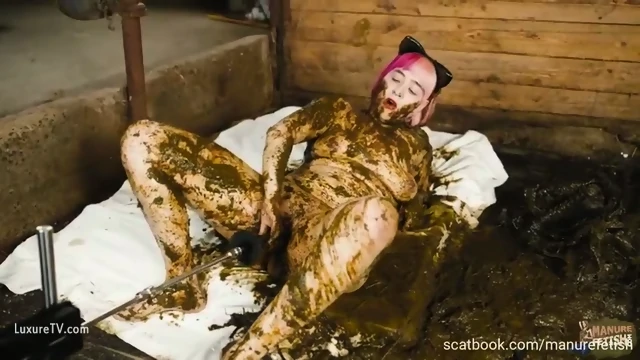 Manure Fetish Catwoman Lyndra first time in the manure chan
