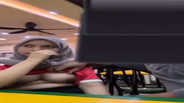 Awek Tudung Kat Public