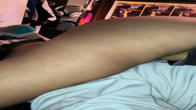 Big booty Latina twerks her fat ass