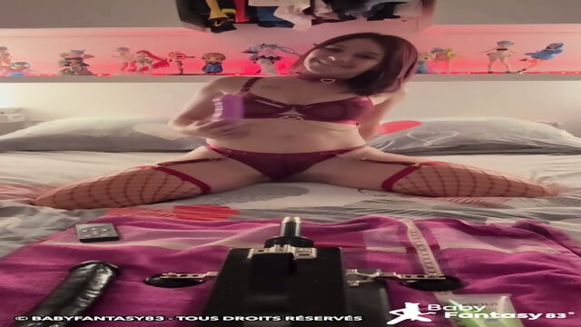 Une rousse francaise utilise une machine a baiser jusqu'a l'orgasme