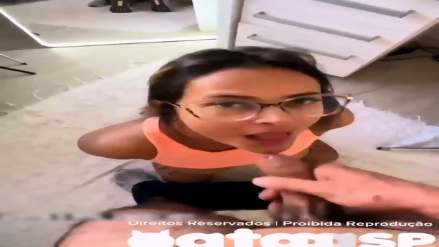 Corno gozando na boca da esposa puta