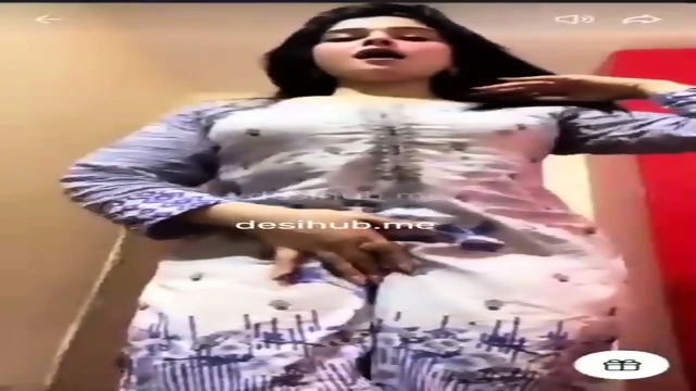 Insta Beauty Going Pantyless on Tango Live — Teasing with Pussy Rubbing & ASS Slapping