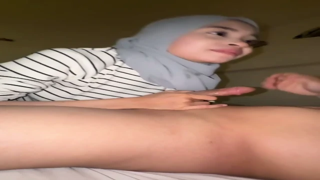 Awek Tudung Cantik Kulum Batang