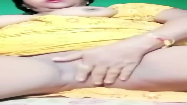 Desi mom pussy fingering
