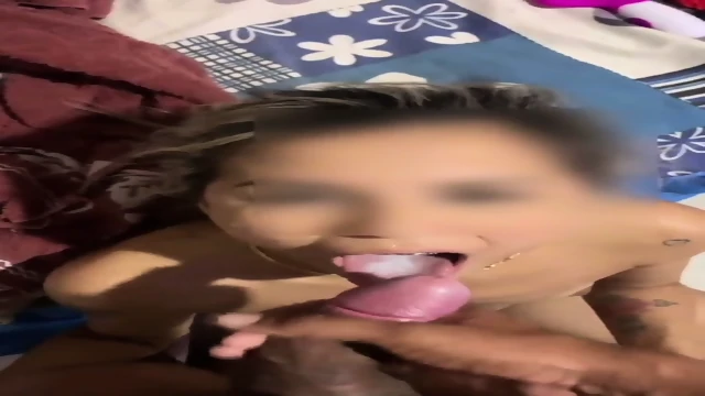 Safada levando gozada na cara e na boca