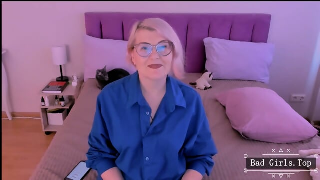 Hot pretty big ass webcam blonde milf solo