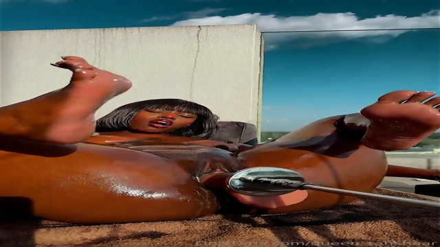 Chocolate ebony solo squirting