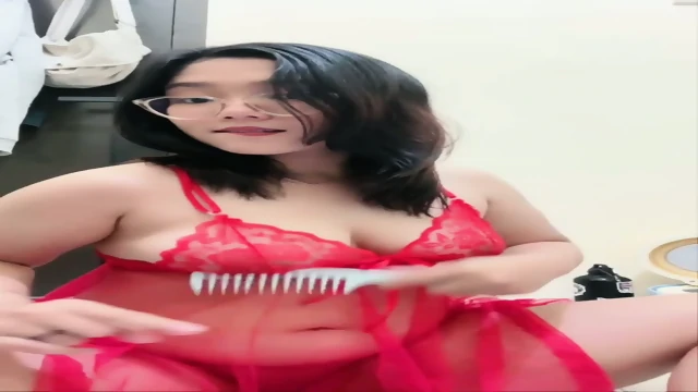 (TELEGRAM : PUKZE ) Nafsu Amat Host Lingerie Merah Uting Nongol