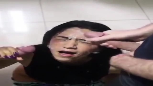 Morena Safada toma 2 Gozadas na cara enquanto paga boquete pra outro - ( Gozadas em Slow Motion )