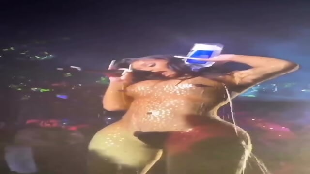 FAMOUS LATINA MILF ON STAGE 3