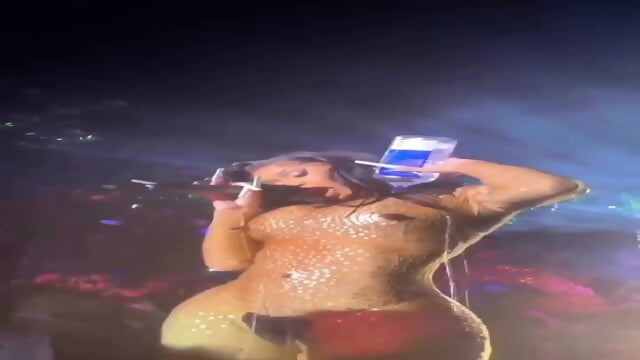 FAMOUS LATINA MILF ON STAGE 4