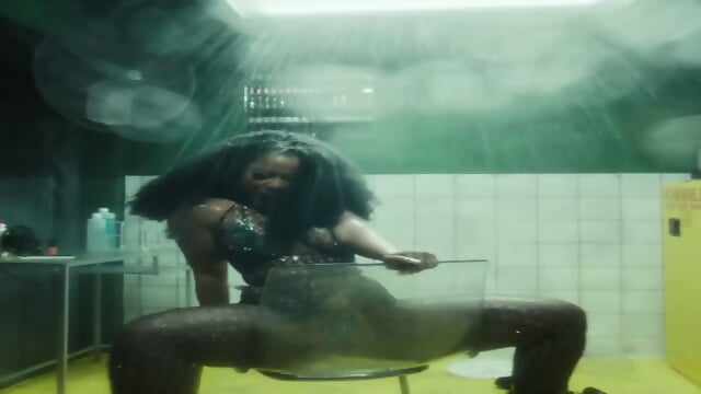 THICK EBONY SINGER 1