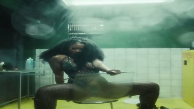 THICK EBONY SINGER 3