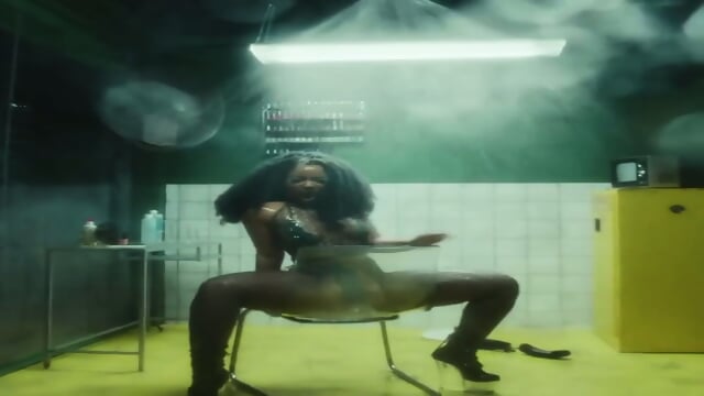 THICK EBONY SINGER 4