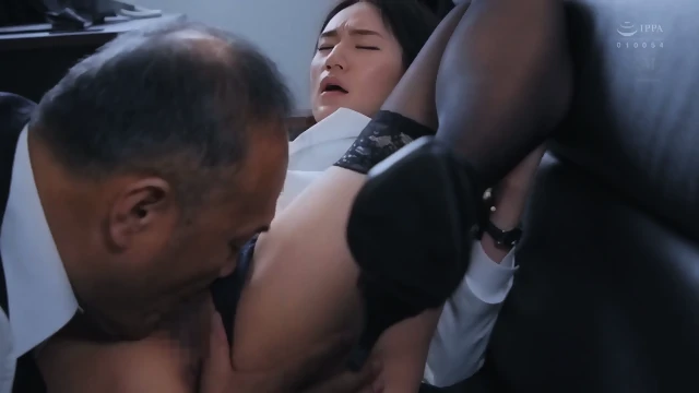 人妻秘書、汗と接吻に満ちた社長室中出し性交 魔性の美貌、悩ましい肉体…今、秘書に染まる。 木村玲衣