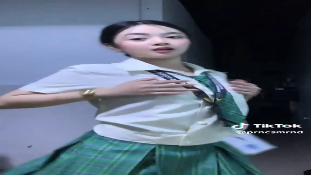 Super cute na girl kinantot sa sopa Pinay scandal now viral student