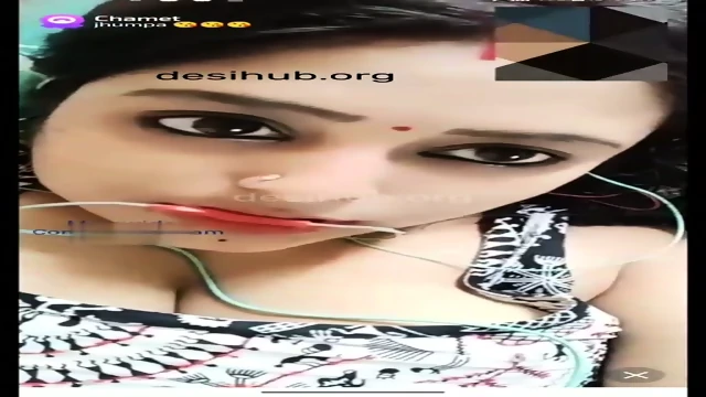 Jhampa Aunty Exposes Big Tits on Chamet Live Show and Presses Them for All to See