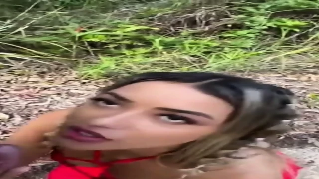 Loira rabuda metendo no mato