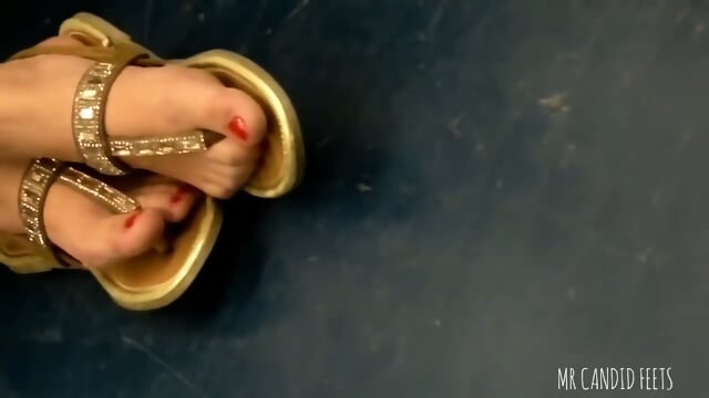 Attractive Asian Girl With Amazing Feet Looking Great In Hot Video