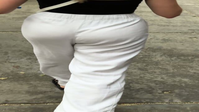 Extranjera con rico culo en tanga