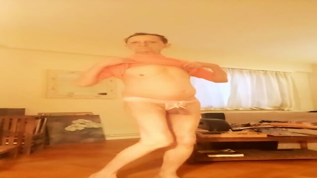 Pink Wally In His Favorite Gear  Spanish