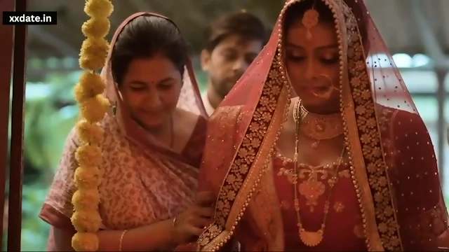 DESI BHABHI KO BANAYA GODI TEL LGA KE CHODA