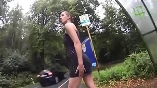 sexy Girl Power pissing ÃÂ¶ffentlichen blinken an der Bushaltestelle
