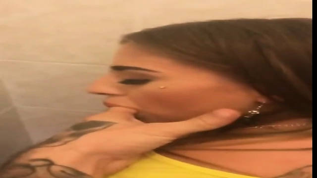 Sexe dans la chatte et le cul dans les toilettes publiques