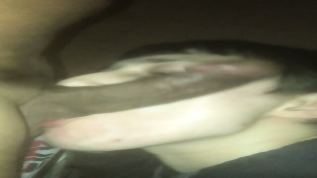 Jeune Blanc Francais Suce comme une salope Une grosse bite de Black dans une cave et se prend un enorme facial (part 1)