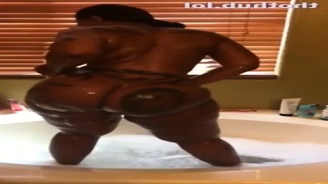 Cherokee D'ass washing the crack of her ass