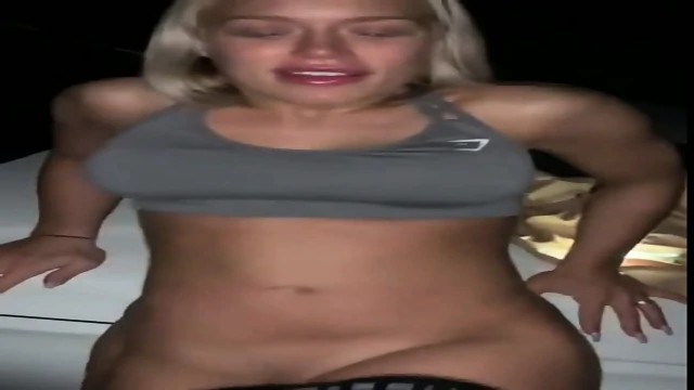 Bonne copine blonde accepte le sexe voyeur en exterieur