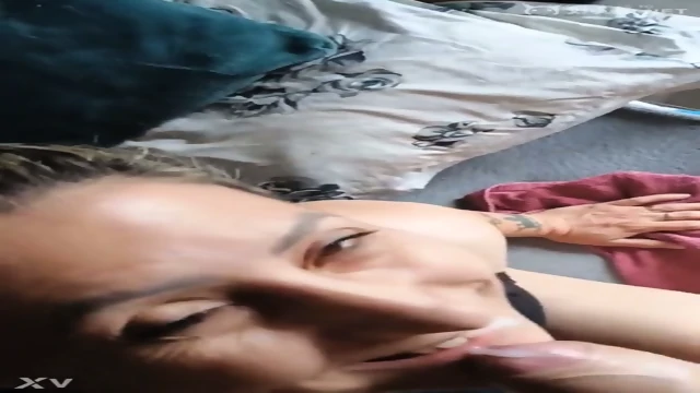 lisi putinha engolindo porra grossa e brincando com a porra na boca