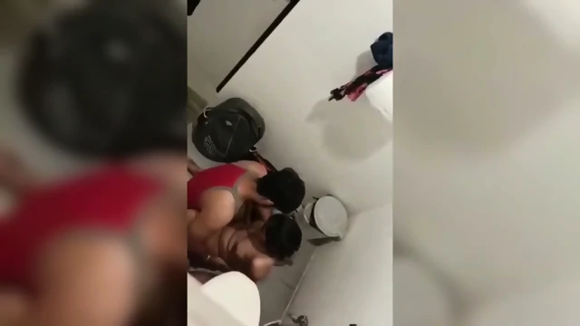 Mall ke bathroom me nude sex karta Marathi couple pakda gaya