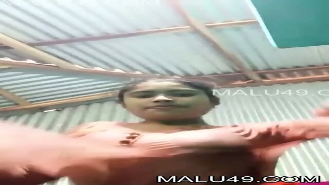 Bhabhi Showing big boobs and Sexy