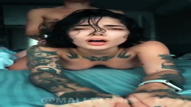 Magrinha rabuda tatuada fazendo sexo selvagem