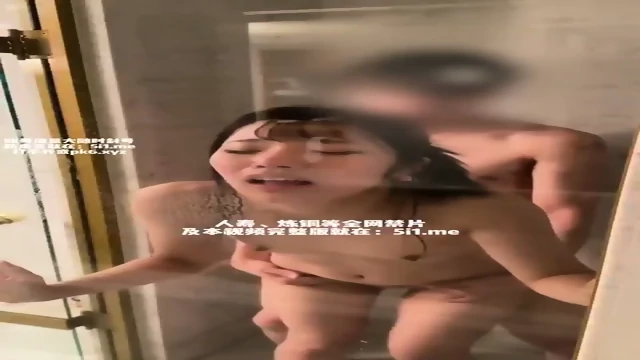 Chinese girl squirting and fucking in hotel
