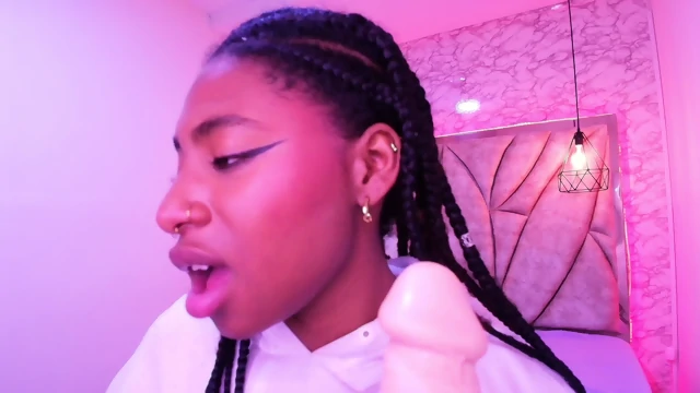 Queenperla Sexy Mouth Tease