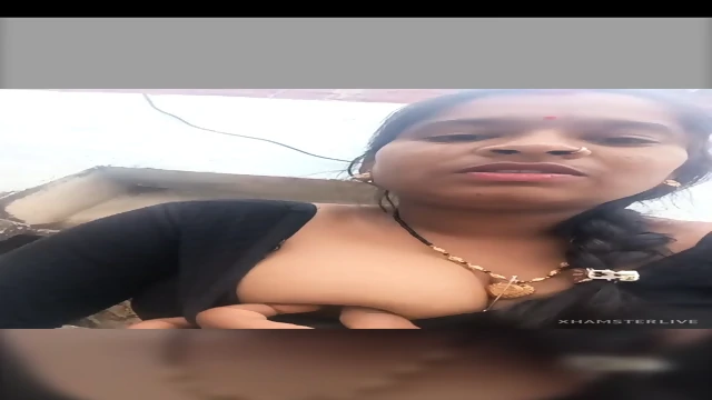 Indian desi village bhabi showing her boobs in the outdoor