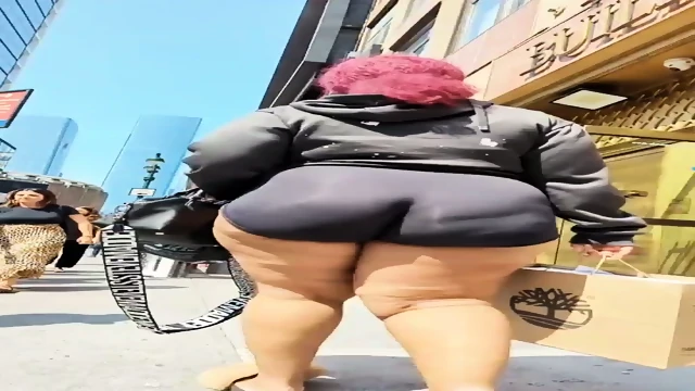 Epic chunky jiggly booty shorts candid capture
