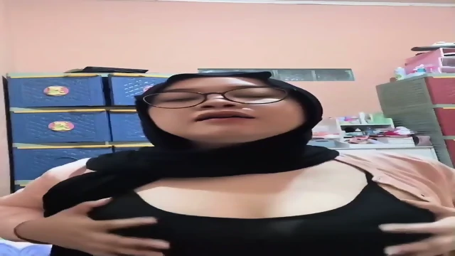 Hijab kacamata remes toket