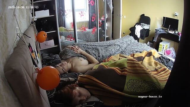 Bedroom camera at Tristan Meloetta reallifecam apartment at Voyeur House TV 30.10.2025 from 11 h 04 min to 14 h 46 min