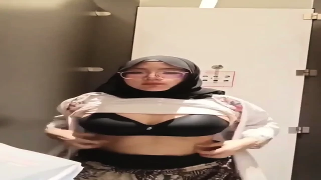 Hijab cantik pamer toket imut