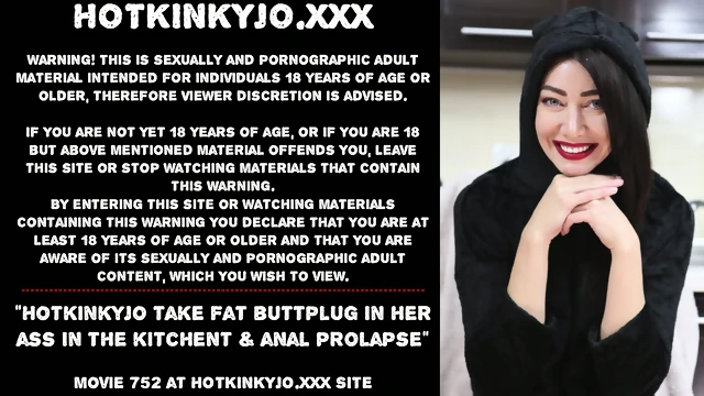 Hotkinkyjo take fat buttplug in her ass in the kitchent & anal prolapse