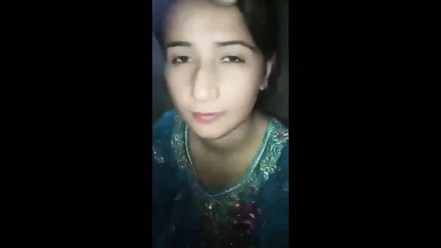 Sexy Kashmiri Muslim girl blowjob dekar chud gayi