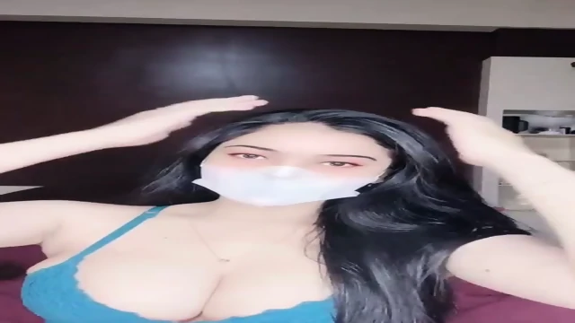 colmek enak sayang pake masker