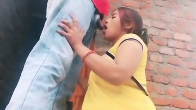 Yellow saree me dehati bhabhi ki chhat par chudai hui